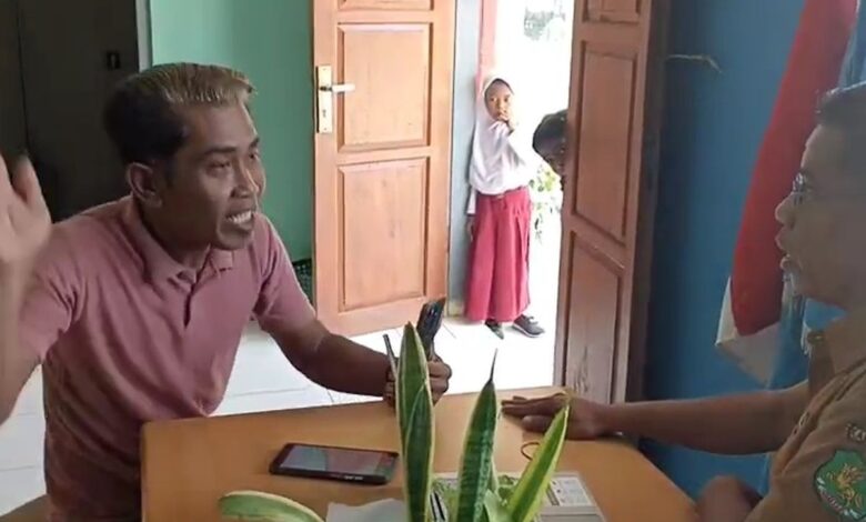 Aksi LSM Ricuh: Gebrak Meja di SDN Sumenep