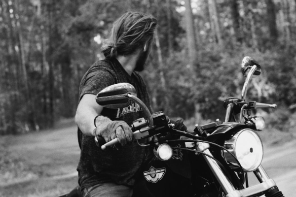 Misteri Perjalanan Sendiri: Motor Kuat, Rasa Ditemani?