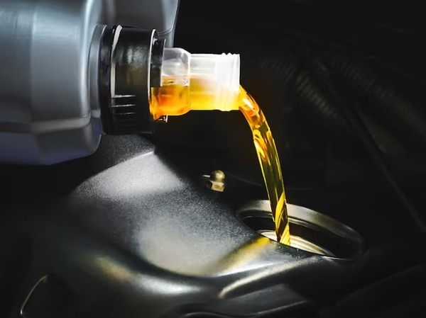 Oli Mobil vs Motor: Bedanya Apa & Dampaknya?
