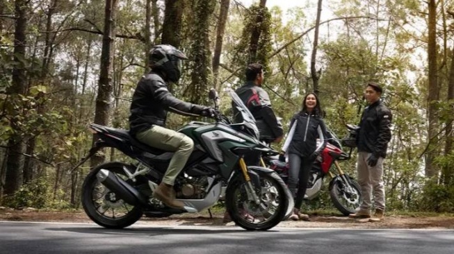 4 Motor Honda Adventure Touring Terbaik 2025: Gagah, Tangguh, & Hemat!