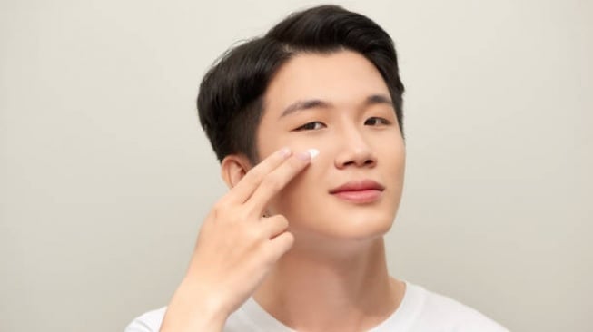 5 Sunscreen Terbaik Pria Kulit Berminyak & Berjerawat: Cegah Penuaan Dini!