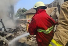 Api Gudang Ban Bekasi Kembali Menyala: Damkar Geram, Pemilik Lalai?