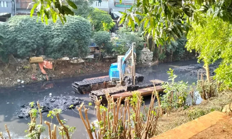 Bau Busuk Kali Sunter Jaktim: Warga Mengeluh, Apa Solusinya?