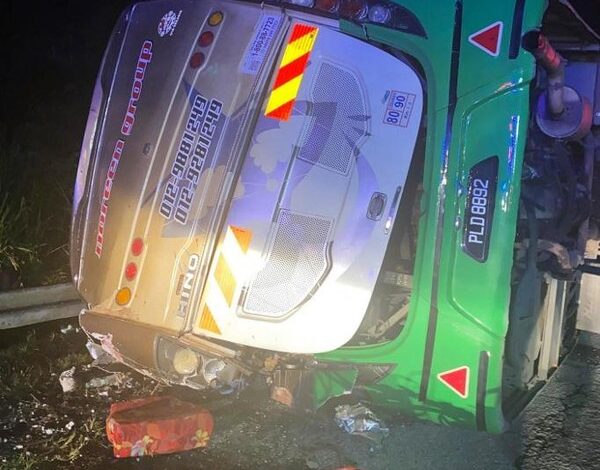 Kecelakaan Bus Mahasiswa Malaysia: 15 Tewas, Tragedi Menghancurkan