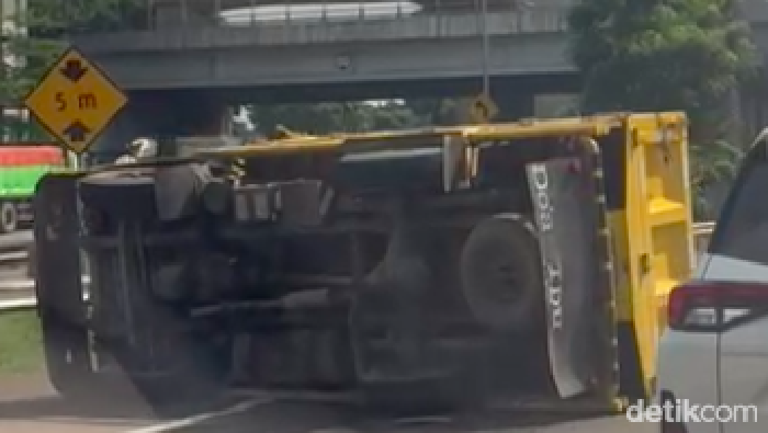 Kecelakaan Tol Jagorawi Km7: Truk Terguling, Macet Parah Arah Cawang