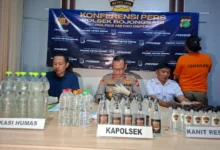 Penggerebekan Warung Jamu & Toko Pancing: Polisi Bongkar Praktik Miras Oplosan Depok