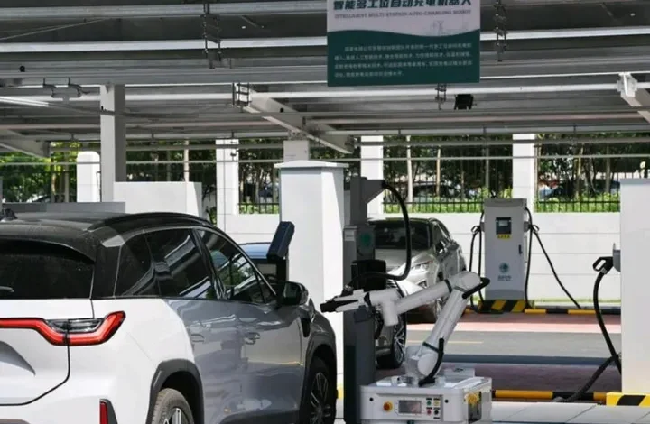 Robot Canggih Hyundai: Isi Daya Mobil Listrik Otomatis