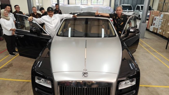 Rolls-Royce Terjual Rp2,5 M, Donasi Renovasi Rumah Warga Miskin