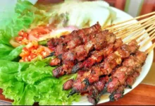 Sate Kambing Empuk Bumbu Kacang Jawa: Aroma Arang Kelapa Menggoda