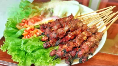 Sate Kambing Empuk Bumbu Kacang Jawa: Aroma Arang Kelapa Menggoda