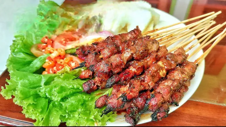 Sate Kambing Empuk Bumbu Kacang Jawa: Aroma Arang Kelapa Menggoda