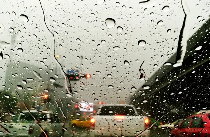 Tips Aman Berkendara Hujan: Jaga Mobilitas & Keselamatan Anda