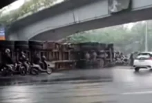 Truk Kontainer Terguling Jalan S. Parman: Detik-detik Dramatis Kecelakaan