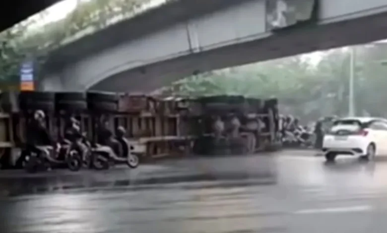 Truk Kontainer Terguling Jalan S. Parman: Detik-detik Dramatis Kecelakaan
